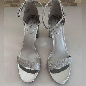 Bandolino Glittery Silver Heels Size: 11 🩶